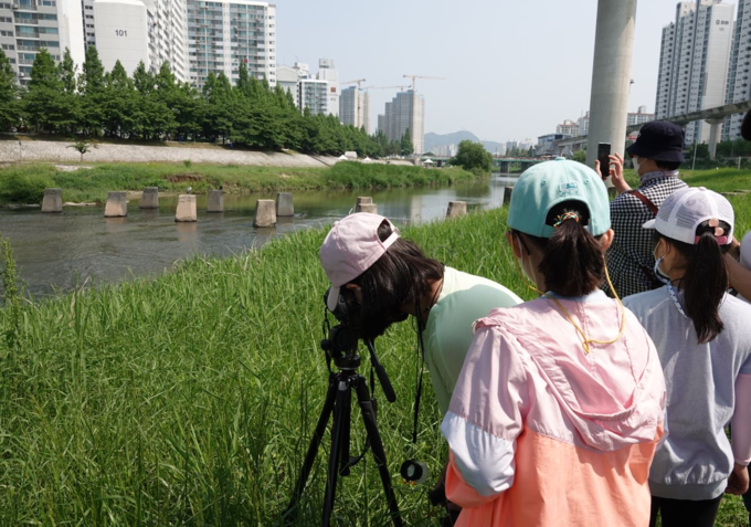 의정부시정보도서관이 계절별 식물생태탐방 프로그램 '계절에 떠나는 소풍'을 운영한다. 이달 초 '봄에 떠나는 소풍길' 아동반에 참가한 아이들이 소풍길을 따라 걸으며 풀꽃, 물새 등을 관찰하고 있다. (사진=의정부시 제공)