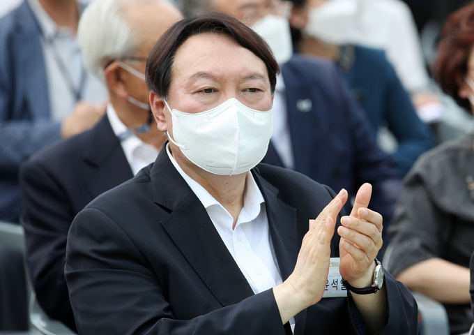윤석열 전 검찰총장이 9일 오후 서울 남산예장공원 개장식에서 박수치고 있다. (사진= 연합뉴스) 