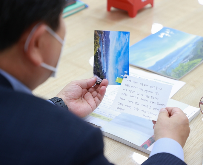 시민들이 보내온 구독 소감을 읽고 있는 조광한 시장. (사진=남양주시 제공)