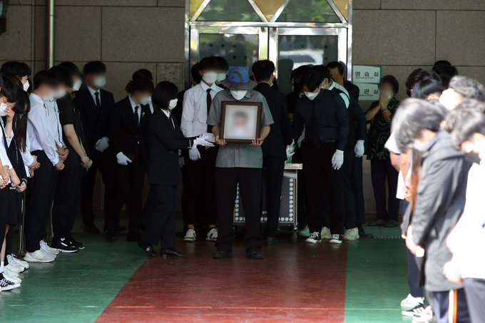 14일 오전 광주 동구 조선대학교병원 장례식장에서 철거건물 붕괴참사로 희생된 고등학생의 발인식이 열리고 있다. (사진=연합뉴스)