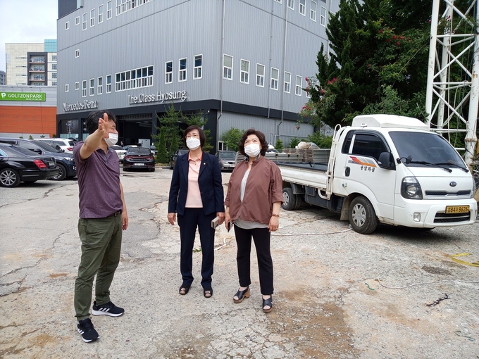 안양시의회 의장과 부의장 도시건설 위원장이 ‘골프연습장 철거 작업 중 철제기둥 전도사고’ 현장 점검하고 있다.