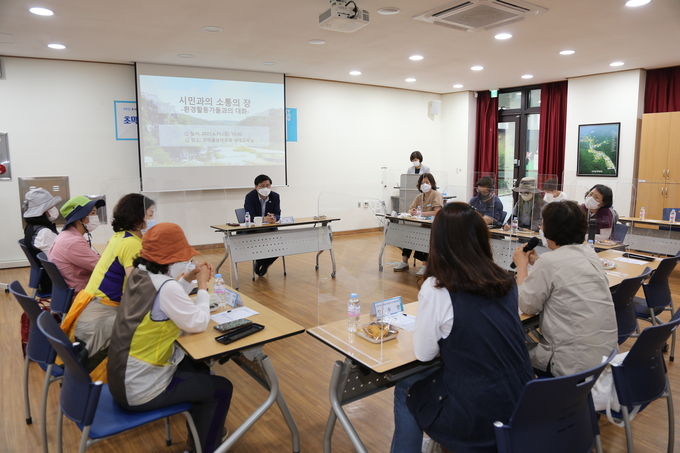 한대희 시장(가운데)이 초막골 생태공원에서 환경활동가들과 간담회를 갖고, 활동가들의 의견을 경청하고 있다.