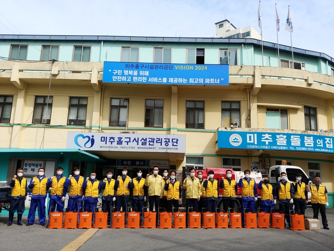 공단 임직원들이 공기업으로서의 가치 실현에 최선을 다할 것을 다짐하며 파이팅을 외치고 있다.