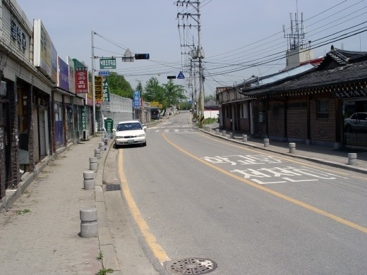 판교 개발 전의 낙생초등학교 입구 도로. 사진=성남학연구소