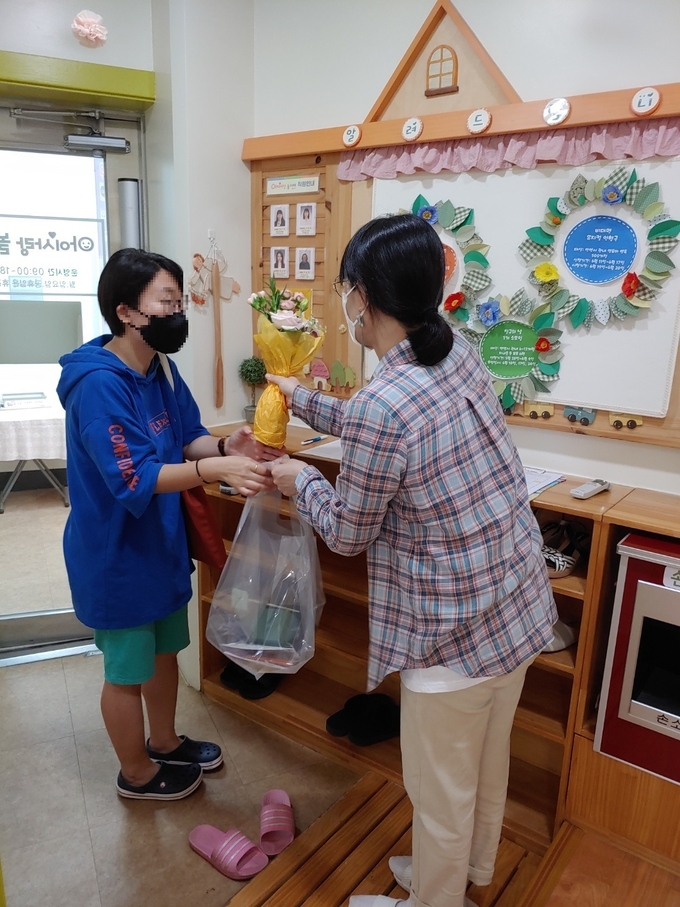 안양시육아종합지원센터가 영유아 가정 대상으로 ‘여름향기 놀이키트’배부해 호응을 얻고 있다.(사진= 안양시육아종합지원센터 제공)