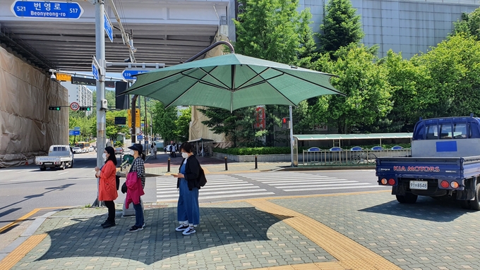 군포시 산본역 인근 사거리 횡단보도에 설치된 무더위 그늘막. (사진=군포시 제공)