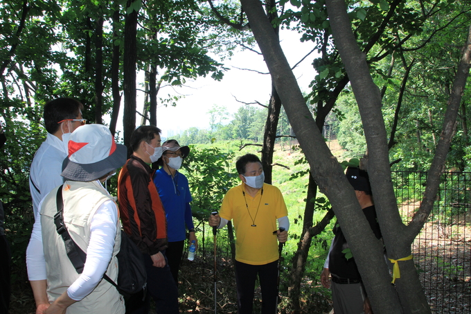 안승남 구리시장이 지난 13일 ‘세계문화유산 동구릉 둘레길 힐링 명소 조성’ 현장을 방문했다. (사진=구리시 제공)