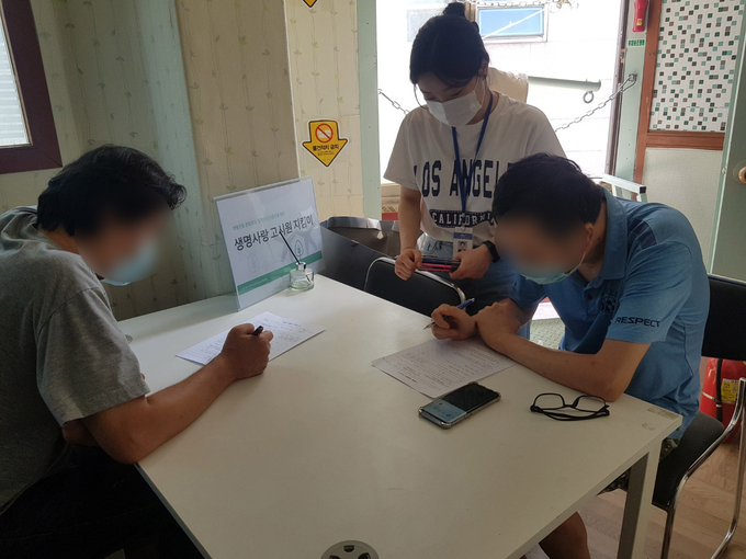 구리시정신건강복지센터가 15일 생명사랑고시원 지킴이 사업 실시하고 있다. (사진=구리시 제공)
