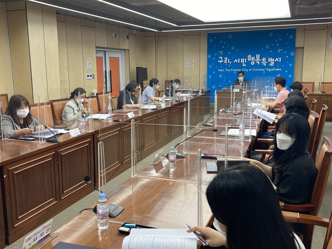 2021 구리시 청소년 안전망팀 실행위원회 위촉 및 회의를 개최하고 있다. (사진=구리시 제공)