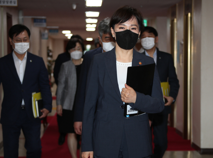 전현희 권익위원장이 15일 정부서울청사에서 열린 국무회의에 참석하고 있다. (사진= 연합뉴스) 