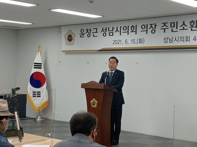 윤창근 의장이 자신의 주민소환을 두고 기자들과 일문일답을 하고 있다. (사진=김대성 기자)