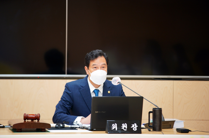 행정사무감사를 마무리하며 강성삼 위원장은 특별히 “적극적인 혁신행정과 소통행정 실천해 줄 것”을 당부했다. (사진=하남시의회 제공)