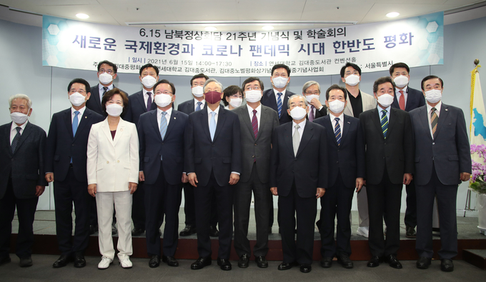  15일 서울 연세대 김대중도서관에서 열린 6·15 남북정상회담 21주년 기념식에서 김부겸 국무총리를 비롯한 더불어민주당 송영길 대표, 이낙연 전 대표, 정세균 전 국무총리 등 대권주자 및 참석자들이 기념 촬영을 하고 있다. (사진=연합뉴스)