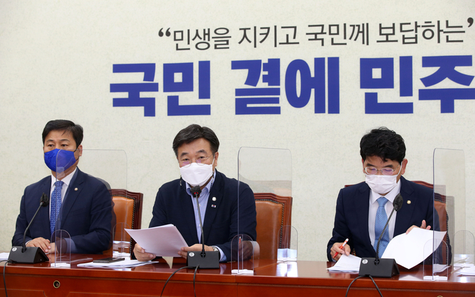 더불어민주당 윤호중 원내대표(가운데)가 15일 서울 여의도 국회에서 열린 원내대책회의에서 발언하고 있다. (사진=연합뉴스 제공)