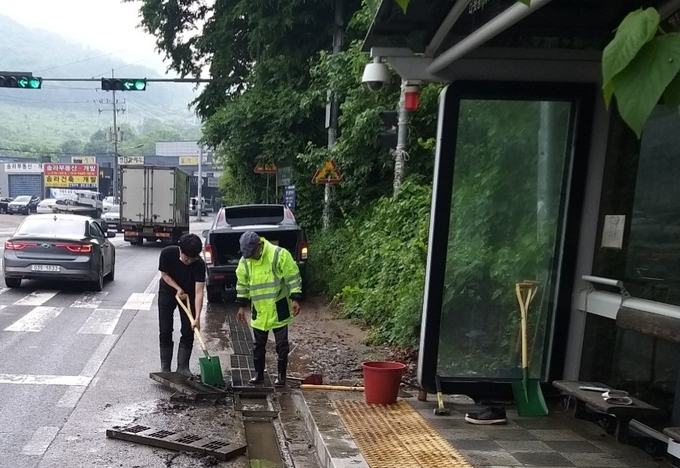 남양주시 수동면(면장 이기복)은 15일 장마철 집중호우를 대비하여 지방도 387호선 상습침수구간의 배수 관거를 점검했다.(사진=남양주시 제공)