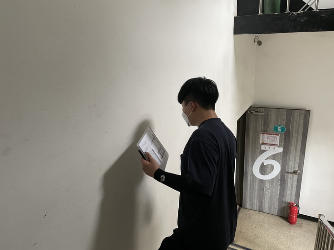 군포시 조사요원이 노후 숙박시설이 있는 건물 내부 벽의 안전상태를 살펴보고 있다. (사진=군포시 제공)