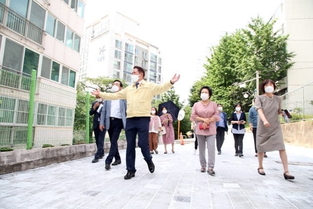 최대호 안양시장이 15일 동안구 호계3동을 찾아‘행복동행’에 나섰다. (사진=안양시 제공)