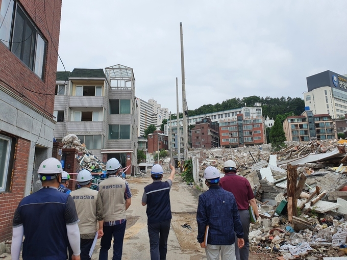 안양시가 지난 15일 대형 해체작업현장 특별 안전점검을 하고 있다. (사진=안양시 제공)