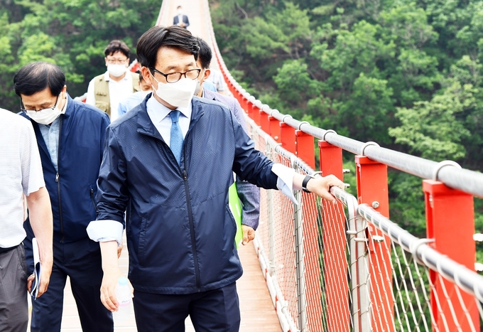 최종환 파주시장이 시 관계자들과 함께 마장호수 출렁다리 안전을 점검하고 있다. (사진=파주시 제공)
