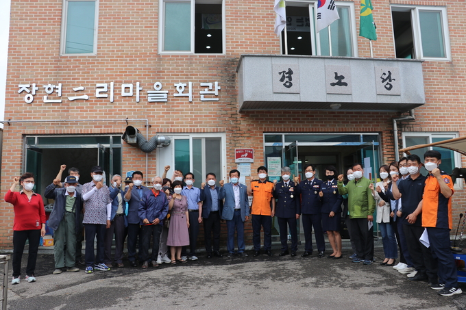 파주소방서가 장현2리 마을회관 앞에서 화재없는 안전마을 지정행사를 가졌다. (사진=파주소방서 제공)