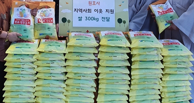 남양주시 별내면 원효사(주지 월운)에서는 코로나19로 인해 어려움을 겪는 이웃을 위한 쌀 300㎏을 별내면 지역사회보장협의체, 북부희망케어센터에 기탁했다. (사진=남양주시 제공)