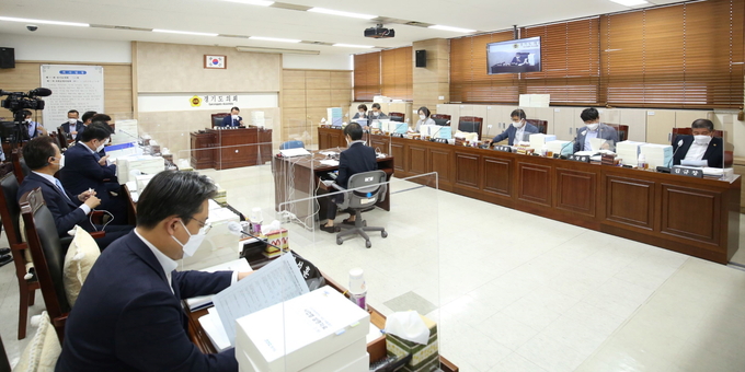 경기도의회 의회운영위원회가 2020 회계연도 경기도 결산 승인 등을 심의하고 있다(사진=경기도의회 제공)