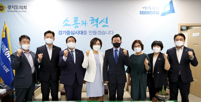 경기도의원들과 경기도간호조무사회 관계자들이 정담회를 마치고 기념촬영을 하고 있다(사진=경기도의회 제공)