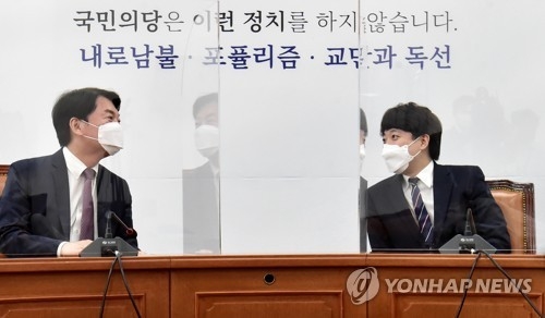 16일 오후 서울 여의도 국회에서 국민의힘 이준석 당 대표(오른쪽)가 인사차 국민의당 안철수 당 대표를 방문, 발언하고 있다. (사진=연합뉴스)
