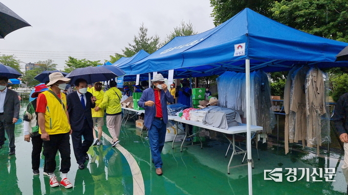 비가오는데도 불구하고 많은 시민이 이웃돕기 바자회에 참여하고 있다. (사진=포천시 제공)
