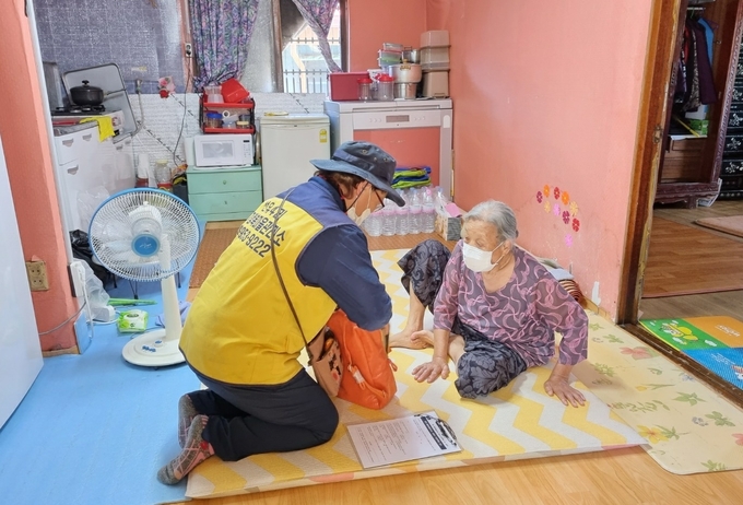 파주 분산읍 자원봉사자가 소외 어르신을 찾아 나눔 꾸러미를 전달하고 있다. (사진=파주시 제공)