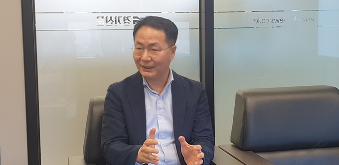 송주명 한신대 교수가 경기신문과 인터뷰를 하고 있다. (사진=김민기 기자) 