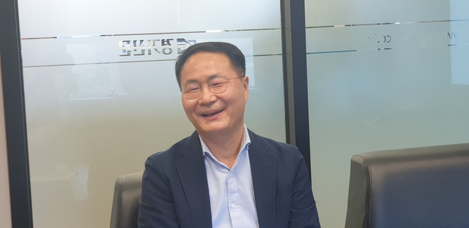 송주명 한신대 교수가 경기신문과 코로나19 방역지침을 준수하며 인터뷰를 진행했다. (사진=김민기 기자) 