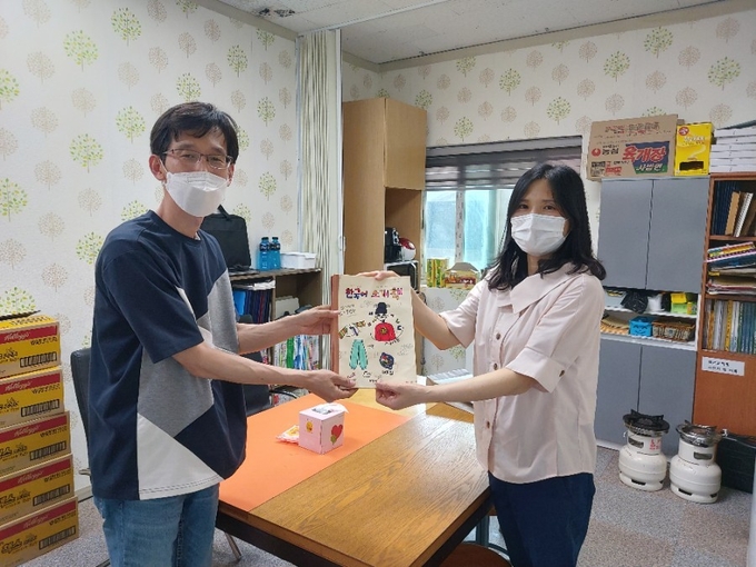 남양주시 평내동 소재 평내중학교는 1학년 학생들이 이달 1일부터 11일까지 국어 수업 시간을 활용해 제작한 한국어 소개 책자를 지난 16일 남양주 외국인복지센터에 기증했다. (사진=남양주시 제공)
