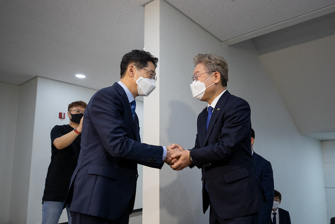 17일 오전 경상남도청 도정회의실에서 열린 경기도-경상남도 공동발전을 위한 정책협약식에 앞서 이재명 경기도지사와 김경수 경상남도지사가 환담을 하고 있다. (사진= 경기도 제공)