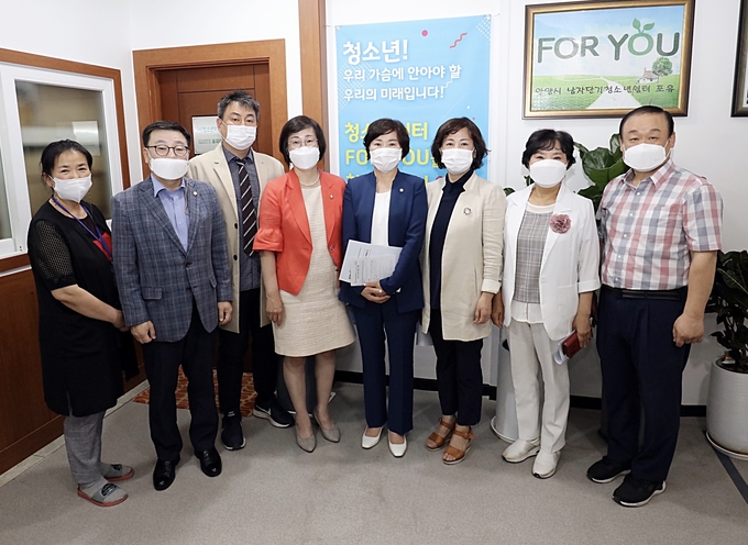 안양시의회 보사환경위원회가 ‘남자단기청소년쉼터 FORYOU’를 방문했다.