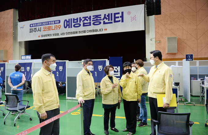 파주시의회 한양수의장과 의원들이 백신접종장을 방문하고 관계자들을 격려했다. (사진=파주시의회 제공)