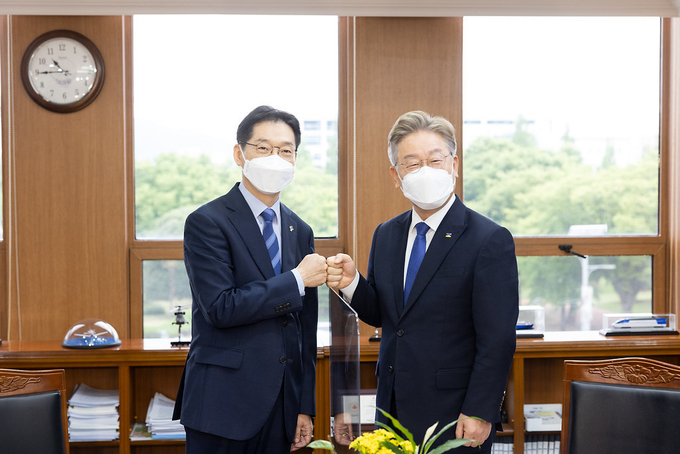이재명 경기도지사가 17일 경남도청에서 김경수 경남도지사와 화담을 나누고 있다. (사진= 경기도 제공)