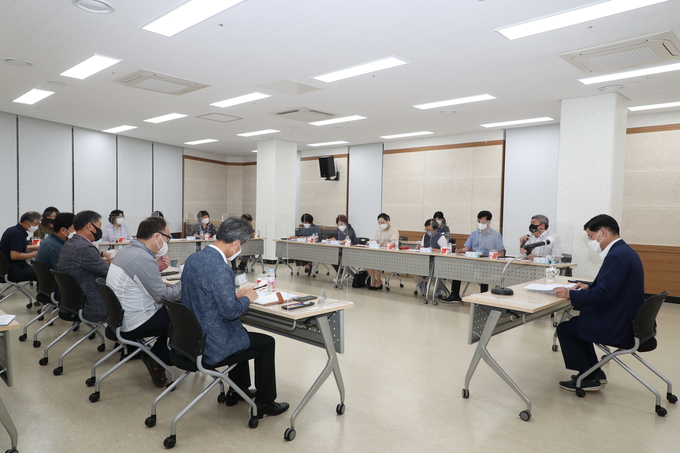 한대희 시장이 군포시 자율방재단 임원들과 효율적인 방재활동 등에 관해 의견을 나누고 있다. (사진=군포시 제공)