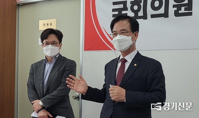 최춘식 국회의원이 자신의 비서진들을 소개하고 있다. (사진=문석완 기자)