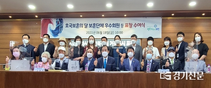 표창수여식에 참석한 수상자들과 박윤국 포천시장이 기념촬영을 하고 있다. (사진=문석완 기자)