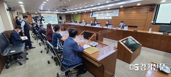 포천시청 시정회의실에서 수여식이 열리고 있다. (사진=문석완 기자)