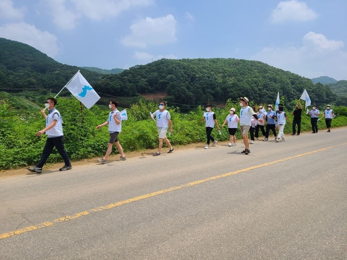 한미훈련중단과 남북대화재개를 요구하며 파주지역을 행군중인 추진위 참가자들/추진위제공