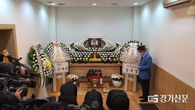 故(고) 김동식(52·소방경) 광주소방서 119구급대장에게 절을 하고 있는 유족들. (사진=김기현 기자)