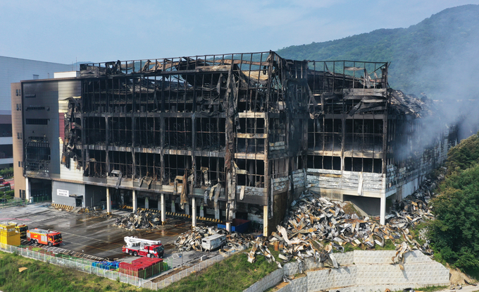 지난 17일 화재가 발생한 경기도 이천시 마장면 쿠팡 덕평물류센터가 20일 오전 폭격을 맞은 듯 뼈대를 드러내고 있다. (사진=연합뉴스/자료사진)