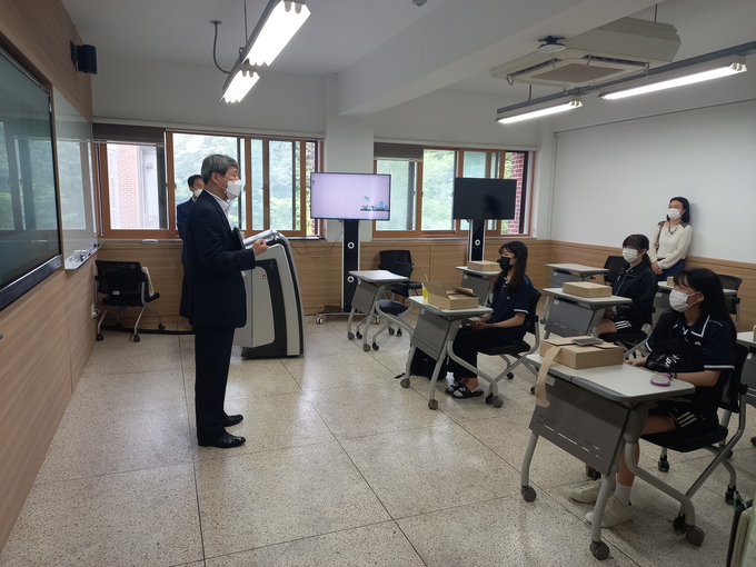  남현석 교육장이 경기꿈의대학 참여 학생들에게 응원의 메시지를 전달하고 있다. (사진=화성오산교육지원청 제공)