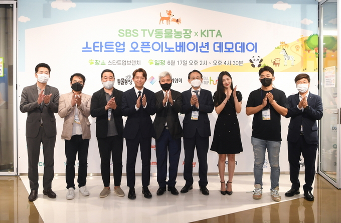 곽상욱 시장(가운데)이 지난 17일 서울 삼성동 코엑스 스타트업 브랜치에서 열린 펫스타 오픈이노베이션 데모데이 행사에 참석했다. (사진=오산시 제공)