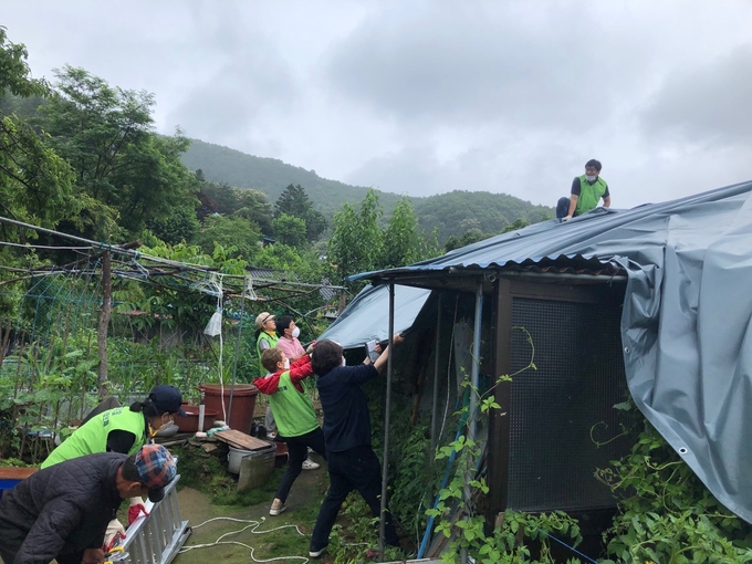 광주시 곤지암읍 지역사회보장협의체에서 지붕 수리 봉사를 하고 있다. (사진=광주시 제공)