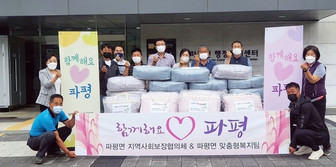 파주시 파평면 지역사회보장체회원들이 소외이웃에 이불을 전달하며 안부를 확인했다. (사진=파주시 제공)