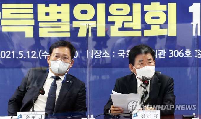 더불어민주당 김진표 부동산특별위원회 위원장(오른쪽)이 지난 12일 오후 서울 여의도 국회 의원회관에서 열린 부동산특별위원회 회의에서 발언하고 있는 모습. (연합뉴스 제공)