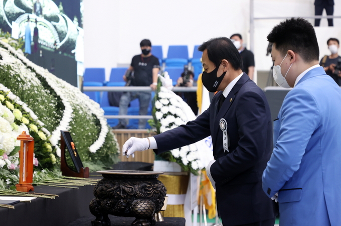 경기도의회 장현국 의장이 21일 거행된 고 김동식 소방령의 영결식에 참석해 고인의 희생을 추모하고 있다(사진=경기도의회 제공)